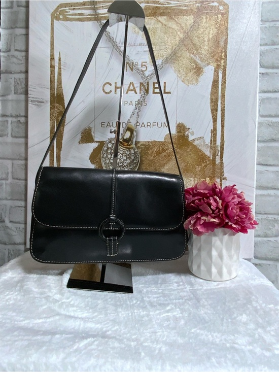 Fossil Handbags - 🩷Fossil Black Leather Shoulder Bag with White Contrast Stitching